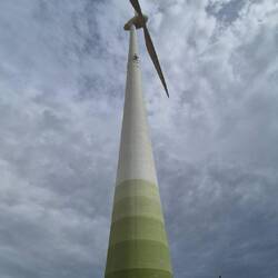 Stellplatz unter Windrad