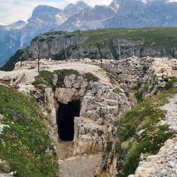 Auf dem Monte Piana: Hier die Italiener und gegenüber die Österreicher! Wahnsinn...