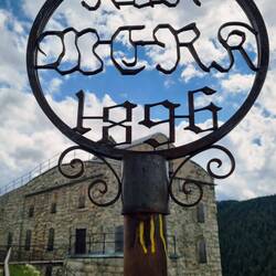 Mit historischem Gebäude daneben ...