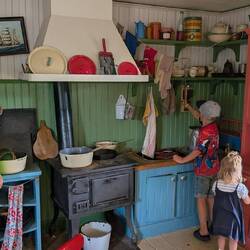 hier bäckt Pippi ihre Pfannkuchen