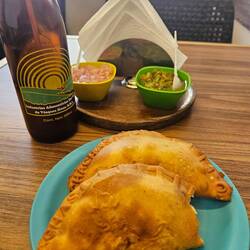 Empanadas mit Pfirsischsaft