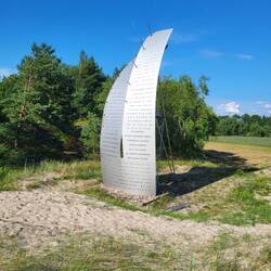 Nachmittags sind wir dann schon nördlich von Jūrkalne. Auch hier gibt es eine Stätte der Erinnerung.