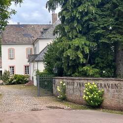 Einfahrt zum Weingut Von Othegraven von Günther und Thea Jauch in Kanzem