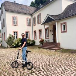 Weingut Von Othegraven, das Kopfsteinpflaster schaffen die Räder kaum