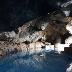Grjótagjá, Lavahöhle