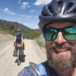 Unser Rhythmus am Berg: Carsten radelt vor und empfängt Isabell oben mit einem Highfive!