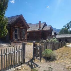 Und schlenderten dann durch die sehr gut erhaltene Ghost Town Bannack