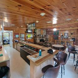 Küche, Bar und Kaminsaal des Archery Club