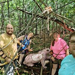 Libby, Mom und Josh vor dem Pink Panther