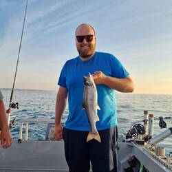 Der erste Fang des Tages: ein Coho Lachs