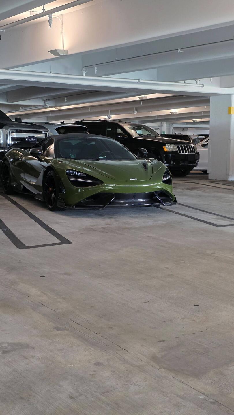 Überall exklusive Autos.