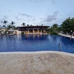Infinitypool mit Poolbar (direkt am Strand)