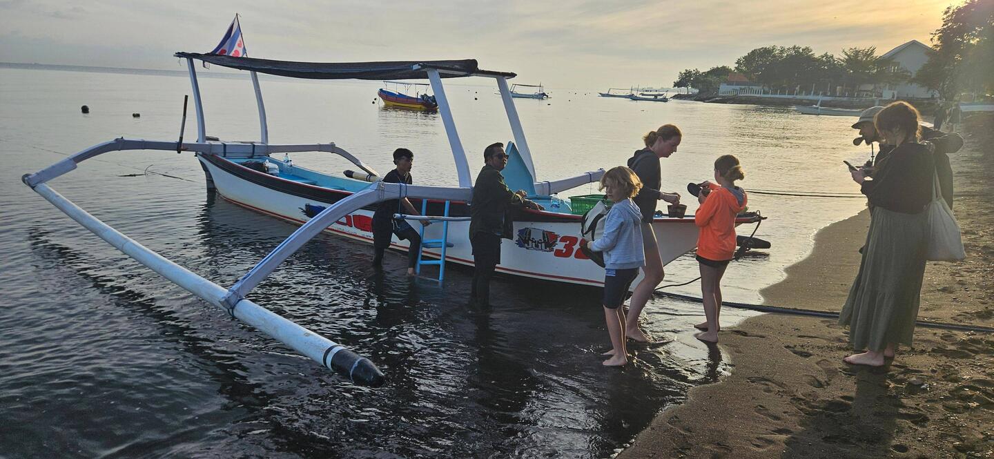 Kurz nach 7 Uhr am Hafen von Lovina