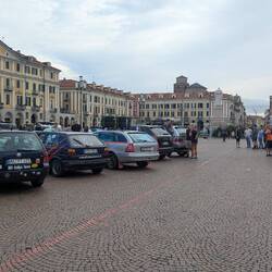 Ca. 90 Fahrzeuge belegen die Piazza Galimberti in Cuneo