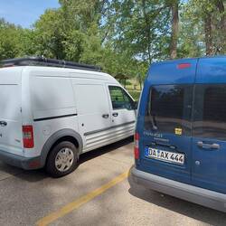 Auch ein Camperausbau, der hat Duschwasserrohre auf dem Dach.