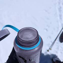 Es war ein Stein notwendig, um die erste Schicht des Eises zu zerschlagen, der Rest war noch flüssig