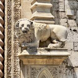 Warum sehen einfach alle Löwen-Skulpturen so ängstlich aus.