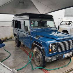 Also geht es in eine der kleinen Waschanlagen im Zentrum...