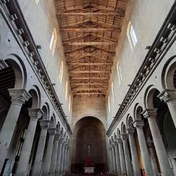 De kathedraal is sober en enorm tegelijk.