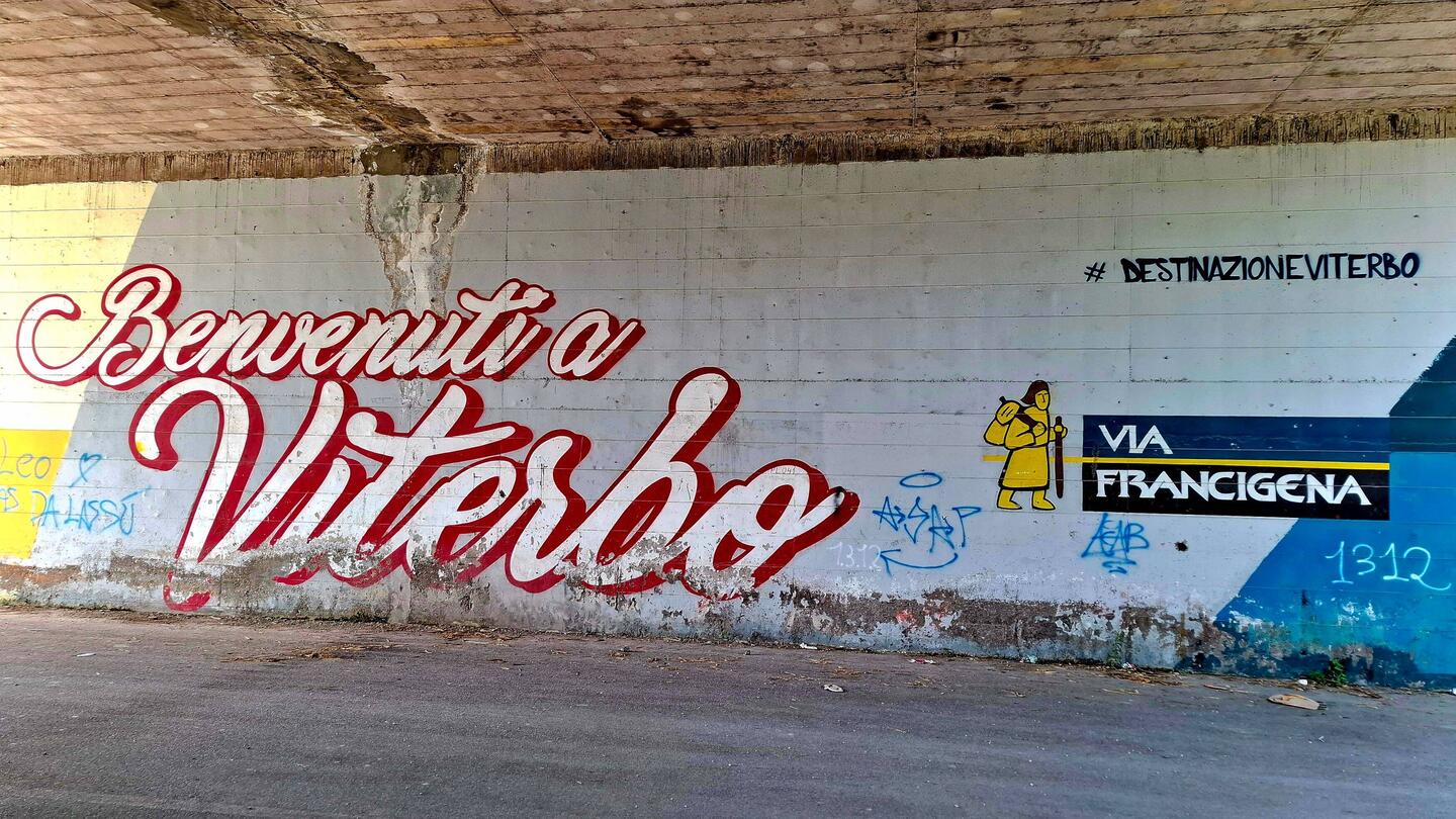 Letterlijk iedereen kent hier de Via Francigena. Op pleinen roepen mensen me na met Buen Camino.