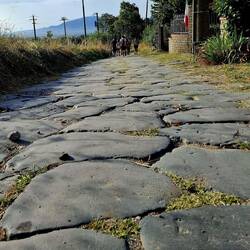 Heel indrukwekkend. Deze straten stammen uit de Romeinse tijd