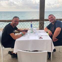 Jetzt wird zuerst mal was am Strand gegessen.