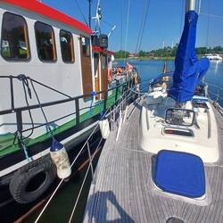 Längseits an einem Schlepper