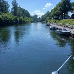 Warten auf die Öffnung der Brücke