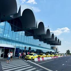 der Eingang zum Flughafen