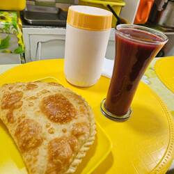 Empanada mit Api (süßer Maissaft)