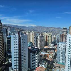 Aussicht vom Hostel, im Hintergrund der Berg Illimani