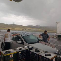 Dann massiver Hagel. Wirklich in letzter Sekunde erreiche ich die Tanke.