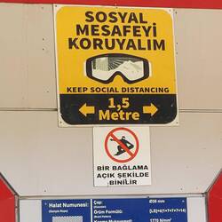 Snowboarden verboten und Abstand befohlen. Ungewöhnlich viele Regeln für die Türkei!