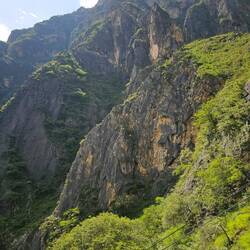 La montagne de notre côté du sentier
