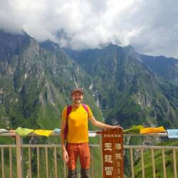 Les sommets du mont Yulong sont brumeux à 5600m, on a du mal à se rendre compte de la hauteur