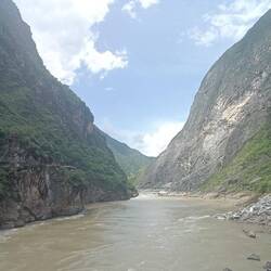 Les gorges vues d'en bas, l'eau à l'air clame ici