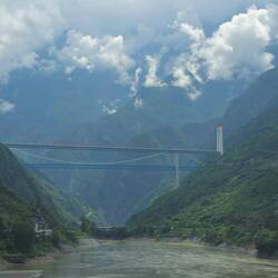 Reconnaissez vous les deux ponts, emblème de la ligne de chemin de fer de Shangri-La?