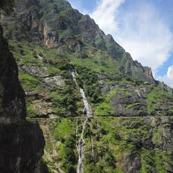 Depuis le café, on peut voir une magnifique cascade!!!