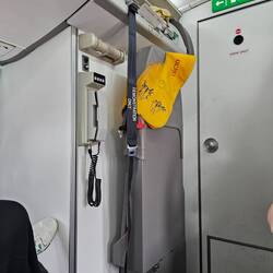 Einstieg war hinten. Hier sass die Flugbehleiterin und der Pilot war gleich da hinter
