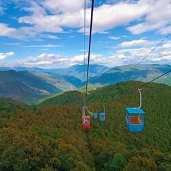 Hop dans le téléphérique pour accéder à la prairie aux Yacks