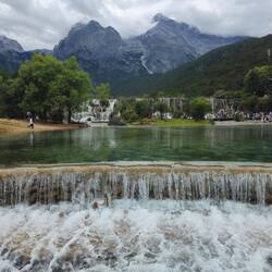 Les eaux de la blue moon valley s'écoulent lentement le long de lacs emeraudes ou turquoises