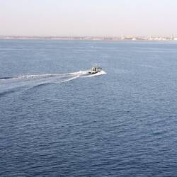 Das Lotsenboot fährt weg