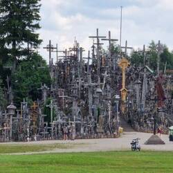 Kreuzhügel, näher ran wollten wir nicht weil grad zwei Busse mit Touris angekommen sind