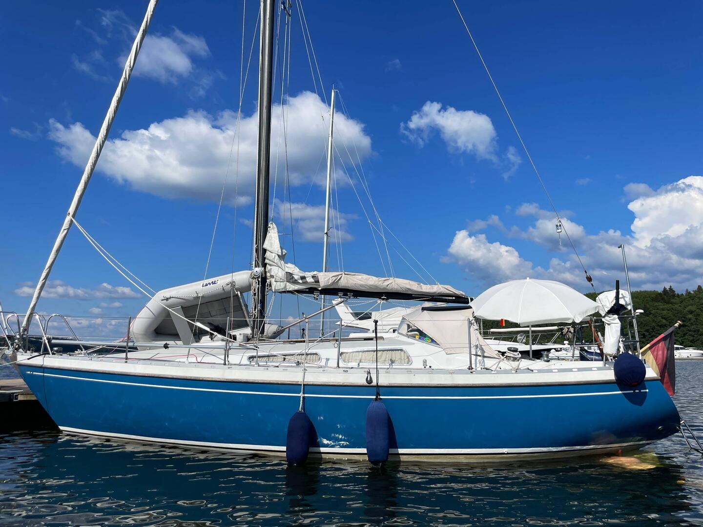 Schlauchboot als Windfang für die Vorpiek, Sonnenschirm ⛱️ bei 28 Grad, Marcus reinigt die Schraube