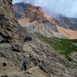 ... durch farbige Gesteinsformationen ...