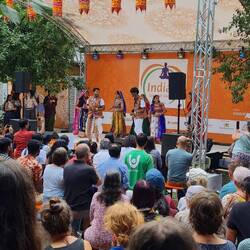 Mit Tanzaufführungen