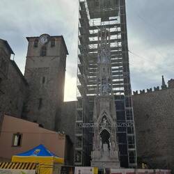 Hier wordt nagelnieuwe religieuze kunst opgetrokken. Waar zie je dat nog bij ons?