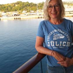 Noch schnell ein Foto fürs Intranet: Jülich Shirt auf Reisen.😉