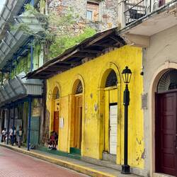 Gasse mit kolonialer Architektur in der Altstadt