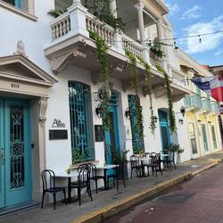 In diesem kolonialen Gebäude befand sich mein Airbnb